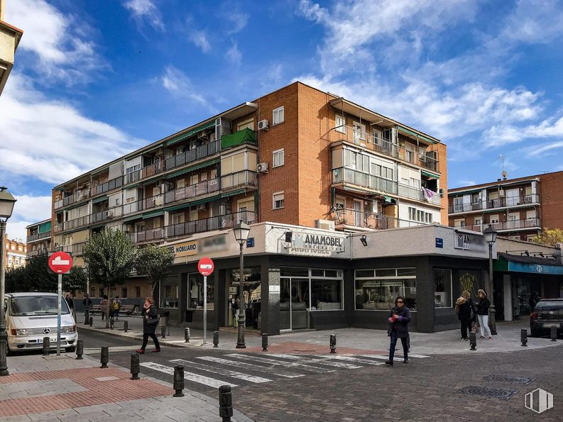 Retail for sale at Plaza Roma, 1, Leganés, Madrid, 28911 with car, person, building, cloud, sky, property, window, wheel, urban design and house around