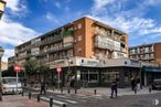 Retail for sale at Plaza Roma, 1, Leganés, Madrid, 28911 with car, person, building, cloud, sky, property, window, wheel, urban design and house around