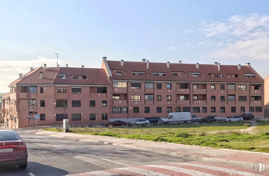 Local en alquiler y venta en Calle Valle de Cueto, Villanueva del Pardillo, Madrid, 28229 con coche, edificio, cielo, propiedad, ventana, placa de matrícula del vehículo, nube, vehículo, planta y casa alrededor