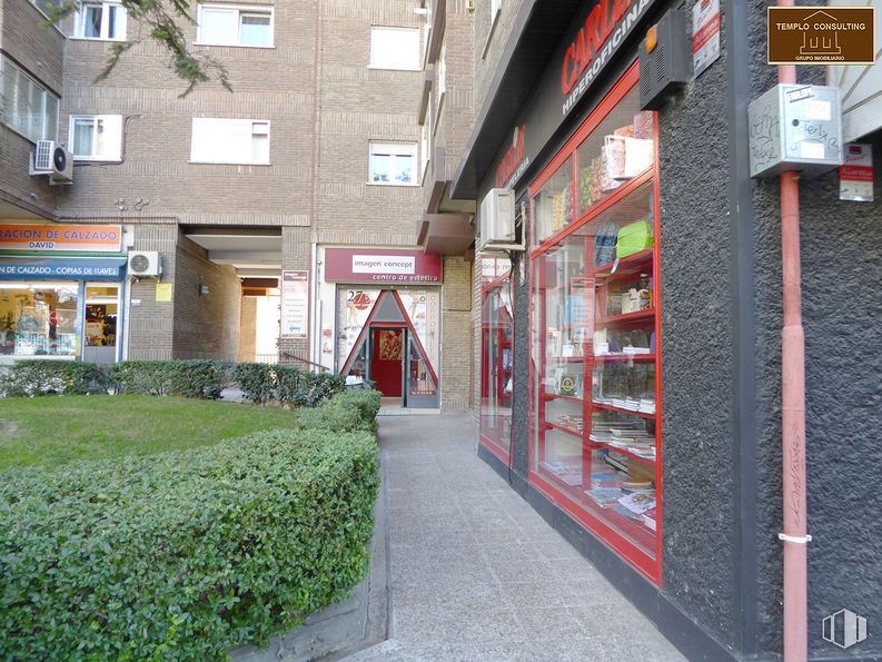 Local en alquiler en Barrio del Pilar, Fuencarral - El Pardo, Madrid, 28034 con edificio, ventana, planta, diseño urbano, superficie de la carretera, acera, fachada, cubierta vegetal, ciudad y carretera alrededor