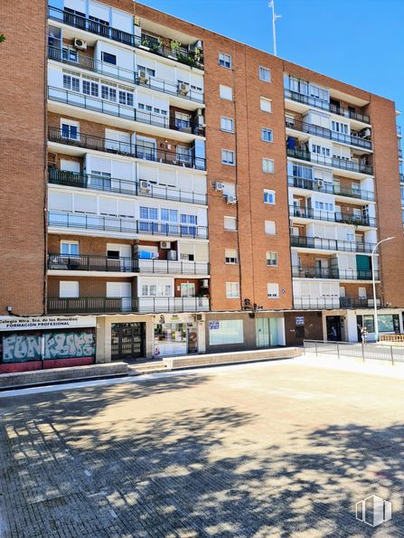 Local en alquiler en Calle Cáceres, 28, Alcorcón, Madrid, 28921 con edificio, cielo, ventana, luz de la calle, diseño urbano, bloque de torres, condominio, zona residencial, fachada y bienes raíces alrededor