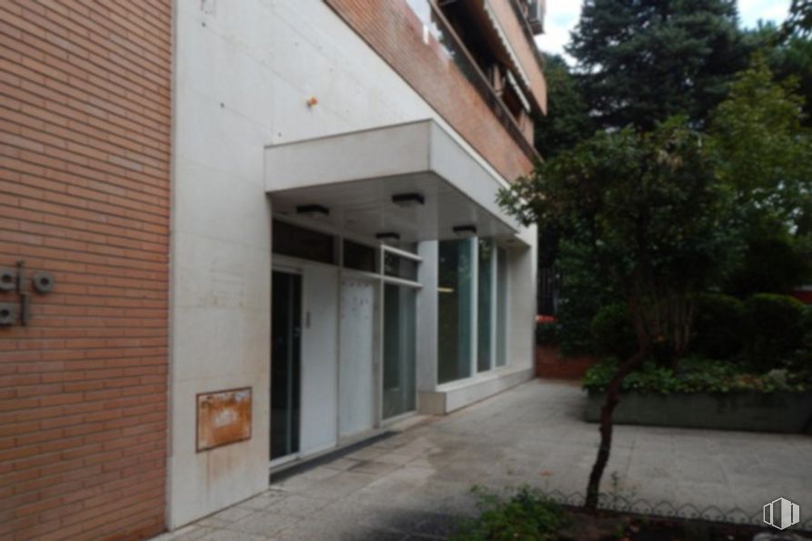 Local en venta en Avenida de Alberto Alcocer, 29, Chamartín, Madrid, 28036 con ventana, puerta, casa, planta, edificio, accesorio, superficie de carretera, árbol, área residencial y bienes raíces alrededor