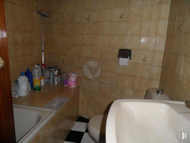 Local en alquiler en Zona Centro, Cuenca, 16001 con fregadero, productos envasados, inodoro, marrón, accesorio de fontanería, propiedad, edificio, baño, bañera y lavabo de baño alrededor