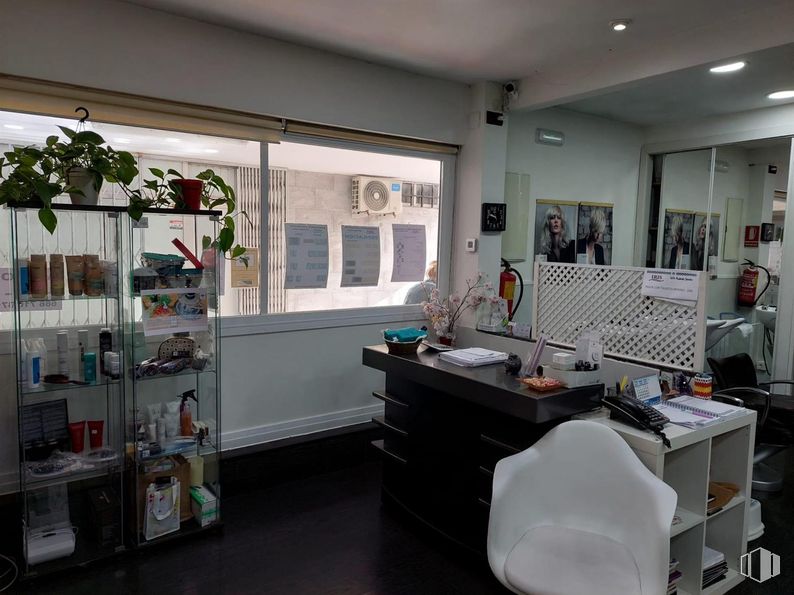 Local en venta en Zona estación, Collado Villalba, Madrid, 28400 con silla, escritorio, planta de interior, edificio, ventana, ebanistería, cocina, encimera, estantería y electrodoméstico alrededor