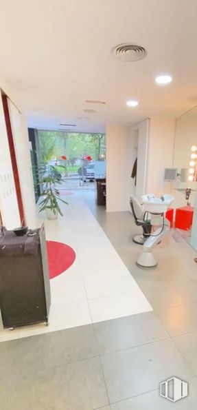 Retail for sale at Avenida General Perón, Tetuán, Madrid, 28020 with light fixture, furniture, floor, flooring, interior design, ceiling, houseplant, cleanliness and tile flooring around