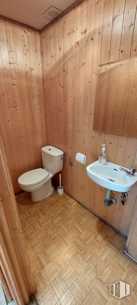 Retail for rent at Centro urbano, Manzanares el Real, Madrid, 28410 with sink, toilet, brown, plumbing fixture, tap, bathroom sink, bathroom, toilet seat, purple and wood around