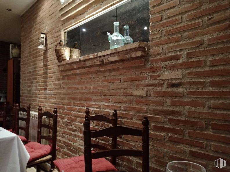 Retail for sale at Avenida Doctor Manuel Jarabo, 52, San Martín de la Vega, Madrid, 28330 with chair, tableware, table, furniture, building, wood, brick, brickwork, flooring and wall around