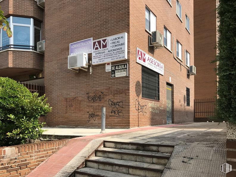 Local en alquiler en Calle León Felipe, 8, Puente de Vallecas, Madrid, 28038 con ventana, edificio, planta, superficie de la carretera, albañilería, escaleras, arquitectura, ladrillo, madera y barrio alrededor