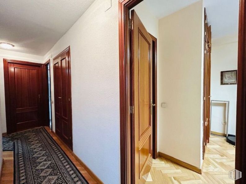 Oficina en alquiler en Calle Marqués Valdavia, Alcobendas, Madrid, 28100 con puerta, espejo, accesorio, madera, suelos, suelo, tinte para madera, inmobiliario, hall y madera dura alrededor