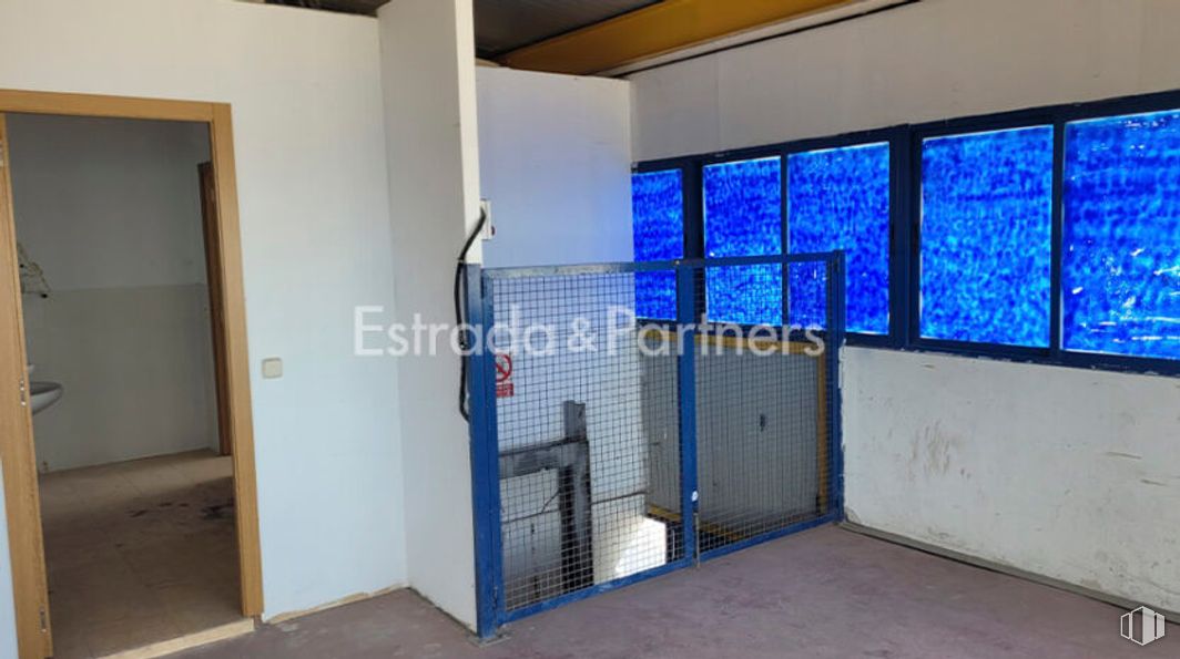 Industrial for rent at Calle Resina, Villaverde, Madrid, 28021 with fixture, interior design, floor, flooring, window, building, real estate, gas, shade and ceiling around