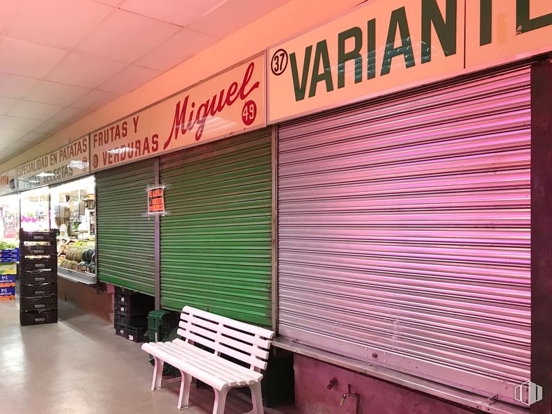 Retail for sale & for rent at Calle Antonio López, 6, Carabanchel, Madrid, 28019 with bench, window blind, fixture, line, building, tints and shades, font, facade, signage and magenta around