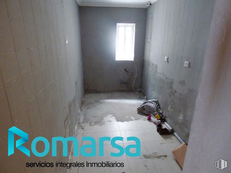 Retail for rent at Zona Estación, Ávila, 05001 with window, luggage & bags, fixture, floor, flooring, building, composite material, gas, house and ceiling around