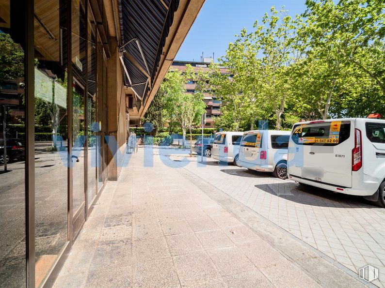 Local en venta en Calle Galeón, Barajas, Madrid, 28042 con coche, camioneta, neumático, rueda, vehículo, cielo, infraestructura, edificio, superficie de la carretera y sombra alrededor