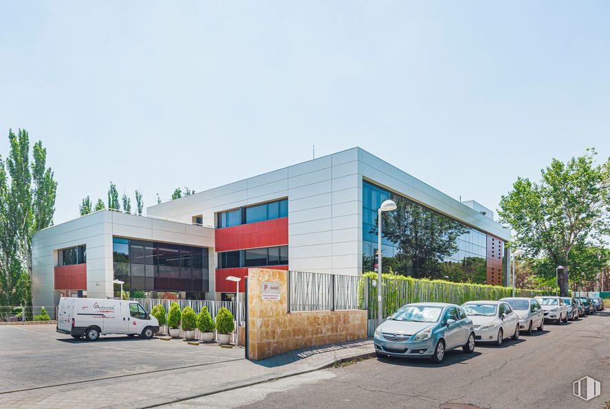 Oficina en alquiler en Edificio Spirit, Avenida Victoria, 32, Moncloa - Aravaca, Madrid, 28023 con coche, camioneta, edificio, luz de estacionamiento, cielo, rueda, neumático, planta, vehículo y árbol alrededor