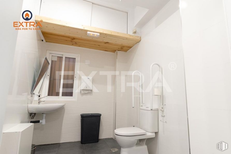 Retail for sale at Avenida General Perón, Tetuán, Madrid, 28020 with toilet, sink, mirror, property, building, plumbing fixture, fixture, bathroom, interior design and purple around