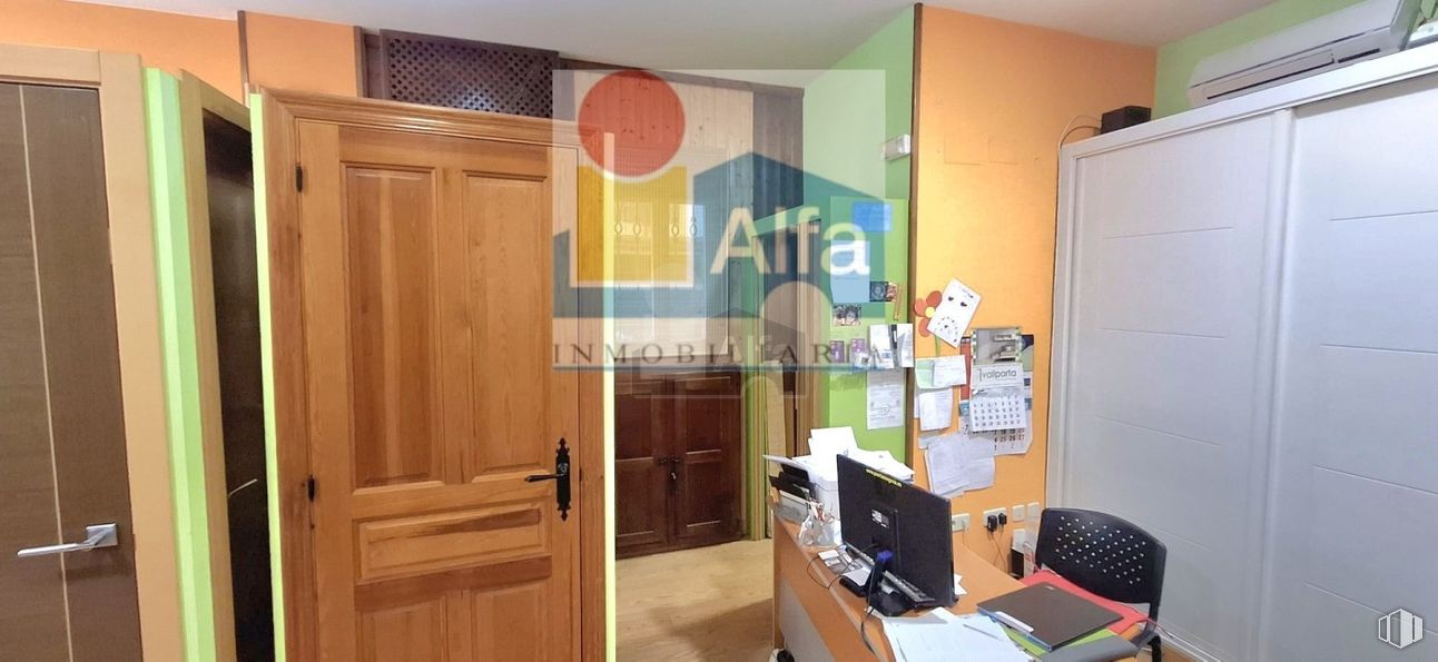 Retail for sale at Calle Cristo del Mercado, Segovia, 40005 with door, desk, wood, flooring, floor, wood stain, hardwood, home door, wood flooring and plywood around