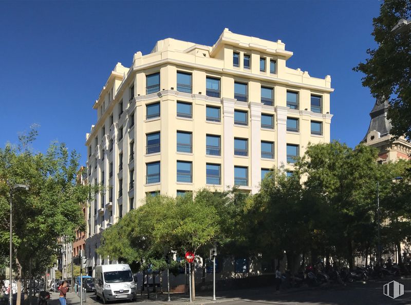 Oficina en alquiler en Plaza Santa Bárbara, 1, Centro, Madrid, 28004 con edificio, cielo, tiempo de día, árbol, ventana, bloque de pisos, condominio, barrio residencial, diseño urbano y vecindario alrededor