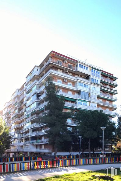 Local en venta en Calle Porto Lagos, 1, Alcorcón, Madrid, 28924 con edificio, cielo, planta, propiedad, bloque de torre, árbol, condominio, diseño urbano, barrio y área residencial alrededor