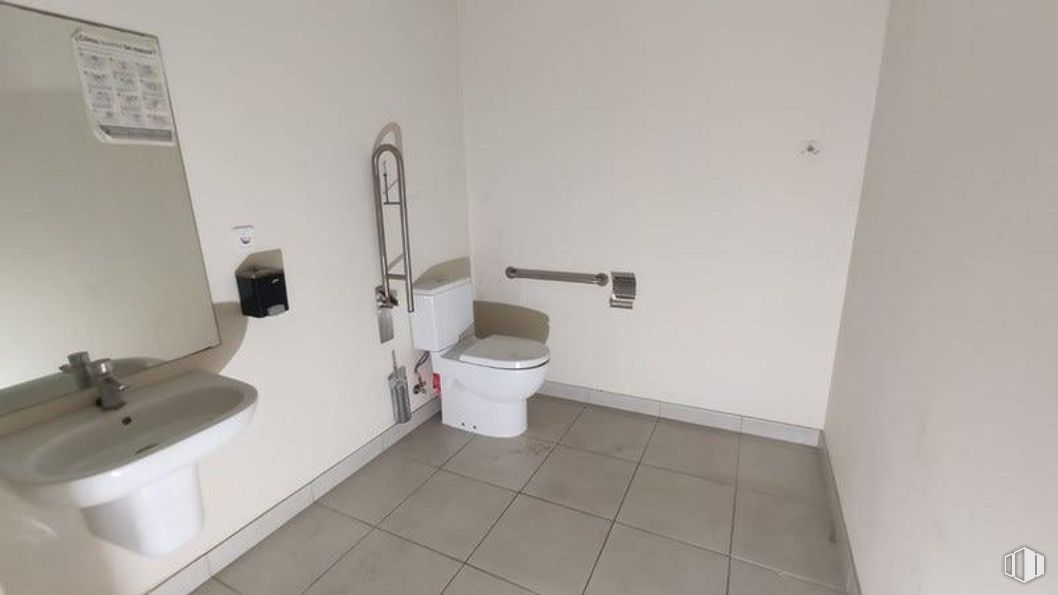 Local en alquiler y venta en Zona Comillas, Carabanchel, Madrid, 28019 con inodoro, fregadero, propiedad, edificio, accesorios de fontanería, grifo, lavabo, cuarto de baño, asiento del inodoro y accesorio alrededor