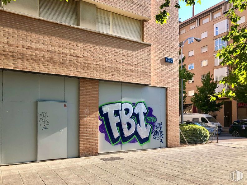 Local en venta en Avenida Peseta, Carabanchel, Madrid, 28054 con edificio, coche, planta, ventana, superficie de la carretera, pintura, asfalto, arte, graffiti y pared alrededor