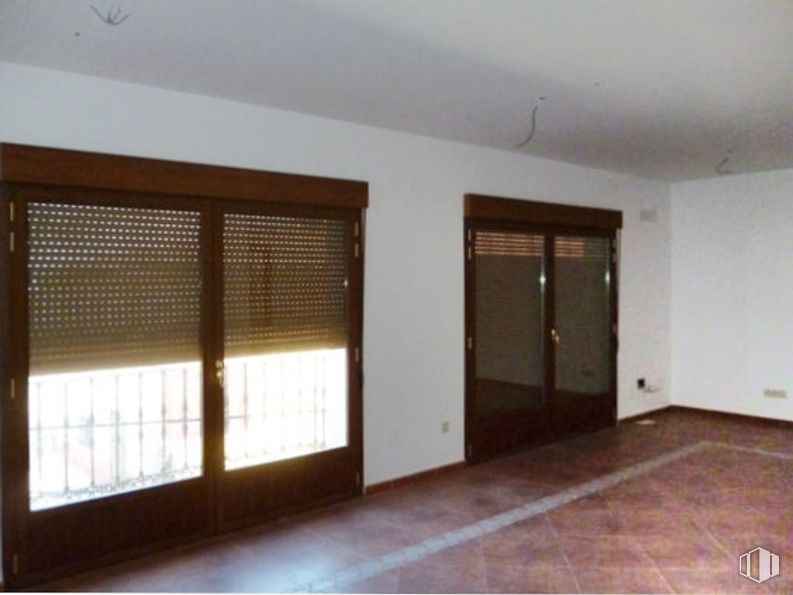 Office for sale at Calle Teniente Eloy Muro, El Casar de Escalona, Toledo, 45542 with window blind, door, window, fixture, building, wood, interior design, shade, wood stain and floor around