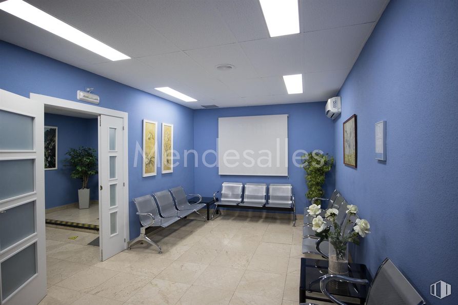 Retail for sale at Avenida Constitución, Móstoles, Madrid, 28931 with couch, bench, houseplant, light fixture, lighting, interior design, flooring, ceiling, floor and furniture around