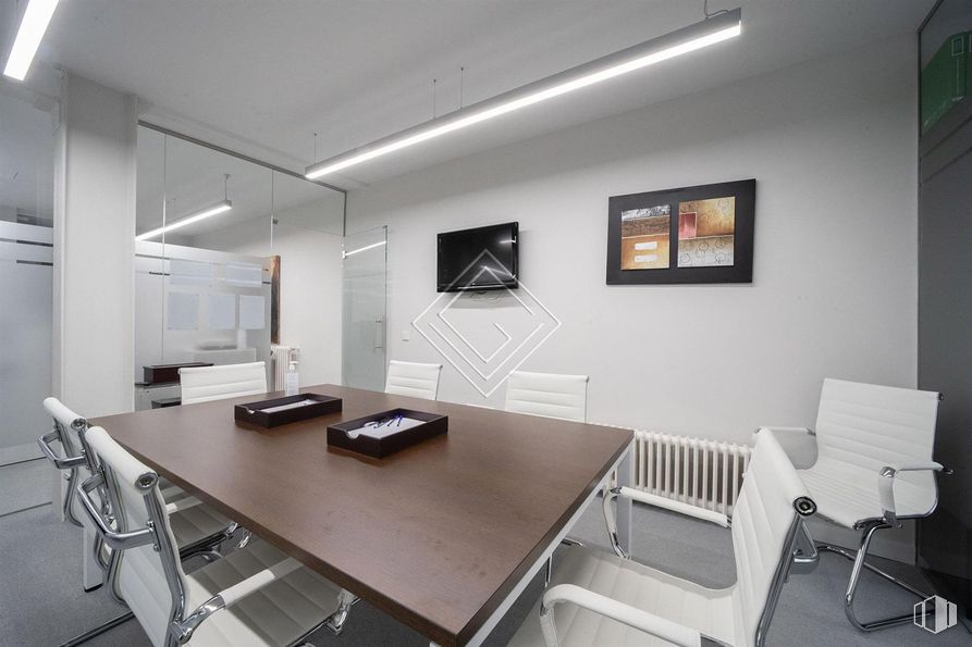 Oficina en alquiler en Zona Cuzco, Tetuán, Madrid, 28020 con silla, marco, alumbrado, lámpara, mueble, propiedad, mesa, edificio, interiorismo y suelo alrededor