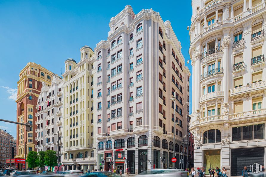 Oficina en alquiler en Calle Gran Vía, 40, Centro, Madrid, 28013 con edificio, cielo, durante el día, ventana, propiedad, bloque de pisos, diseño urbano, condominio, zona residencial y edificio comercial alrededor