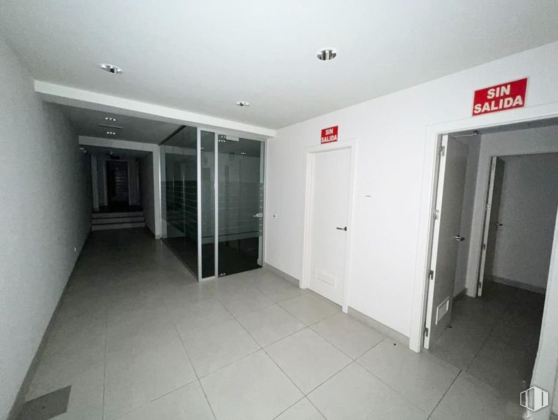 Local en venta en Barrio El Pilar, Fuencarral - El Pardo, Madrid, 28029 con edificio, puerta, accesorio, interiorismo, suelo, suelos, techo, hall, vidrio y aluminio alrededor