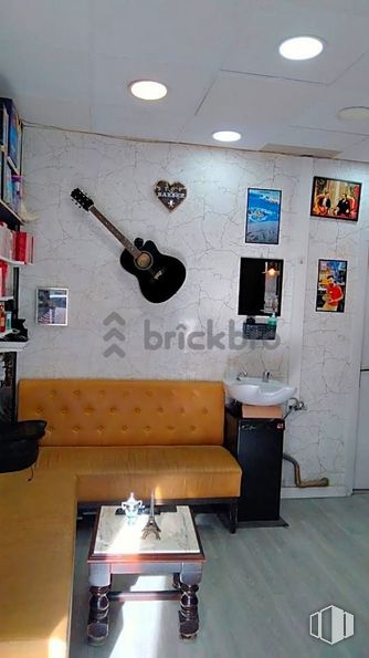 Local en venta en Calle Zamora, Móstoles, Madrid, 28931 con guitarra, fregadero, mesa, mesa de centro, edificio, instrumento musical, interiorismo, madera, alumbrado y estante alrededor