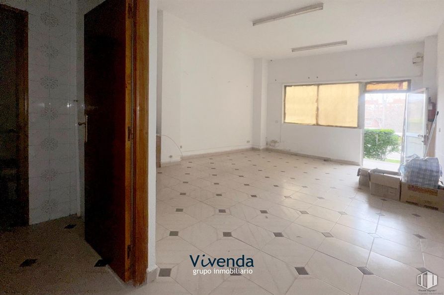 Local en alquiler en Calle Azorín, Móstoles, Madrid, 28935 con puerta, ventana, accesorio, planta, madera, suelo, suelos, hall, techo y madera dura alrededor