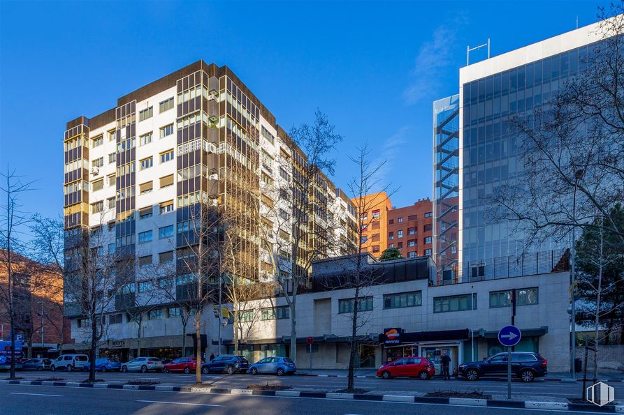 Local en venta en Calle Príncipe de Vergara, Chamartín, Madrid, 28002 con edificio, cielo, durante el día, ventana, azul, bloque de pisos, diseño urbano, condominio, árbol y barrio alrededor