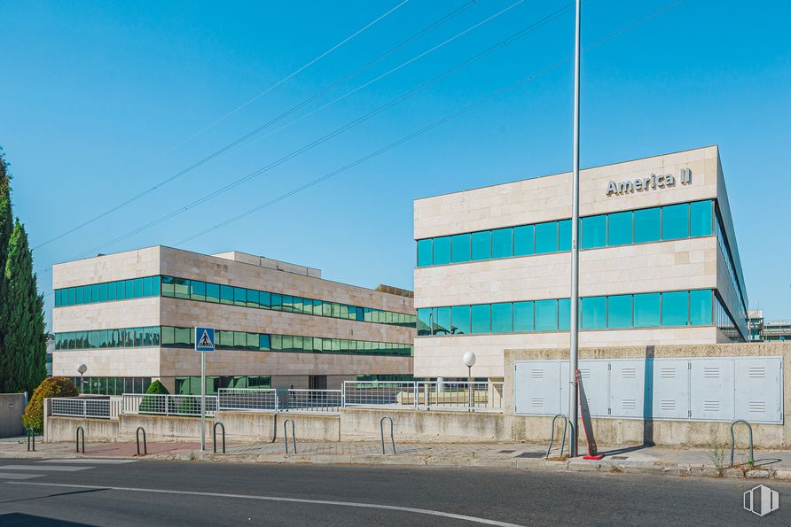 Oficina en alquiler en Edificio América II, Calle Proción, 7, Moncloa - Aravaca, Madrid, 28023 con edificio, cielo, luz de la calle, superficie de la carretera, asfalto, edificio comercial, diseño urbano, fachada, bienes raíces y ciudad alrededor