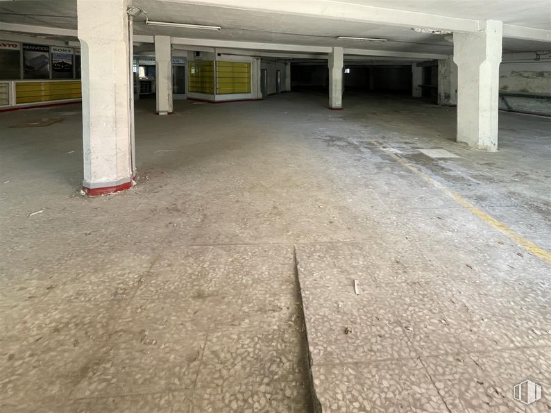 Local en venta en Calle Real, 112, San Sebastián de los Reyes, Madrid, 28700 con asfalto, accesorio, suelo, suelos, material compuesto, superficie de la carretera, gas, carretera, aparcamiento y hormigón alrededor