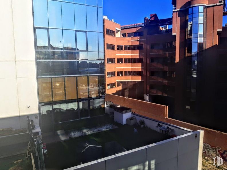 Oficina en alquiler y venta en Calle Albasanz, San Blas - Canillejas, Madrid, 28037 con edificio, día, ventana, bloque torre, cielo, diseño urbano, condominio, barrio, rascacielos y fachada alrededor