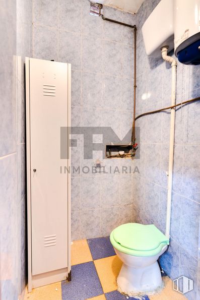 Local en venta en Zona Bravo Murillo, Tetuán, Madrid, 28039 con inodoro, edificio, accesorios de fontanería, cuarto de baño, casa, morado, asiento del inodoro, suelo, suelos y línea alrededor