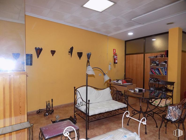 Local en alquiler en Zona Centro, Cuenca, 16001 con sofá, mesa, silla, alumbrado, mueble, propiedad, comodidad, edificio, sala de estar y diseño de interiores alrededor