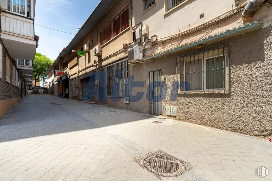 Local en venta en Calle Luis Ruiz, Ciudad Lineal, Madrid, 28017 con ventana, edificio, superficie de la carretera, cielo, diseño urbano, barrio, suelos, ciudad, inmobiliario y zona residencial alrededor