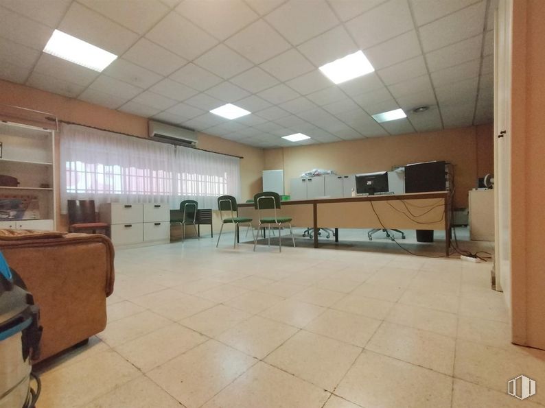 Nave en alquiler y venta en Avenida San Pablo, 31, Coslada, Madrid, 28823 con silla, sofá, hall, edificio, suelos, suelo, madera, techo, planta y sombra alrededor