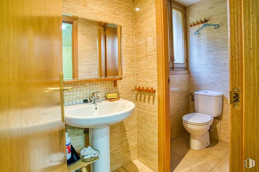 Retail for rent at Zona Ciudad Lineal, Ciudad Lineal, Madrid, 28027 with toilet, sink, mirror, plumbing fixture, property, tap, bathroom sink, building, purple and bathroom around