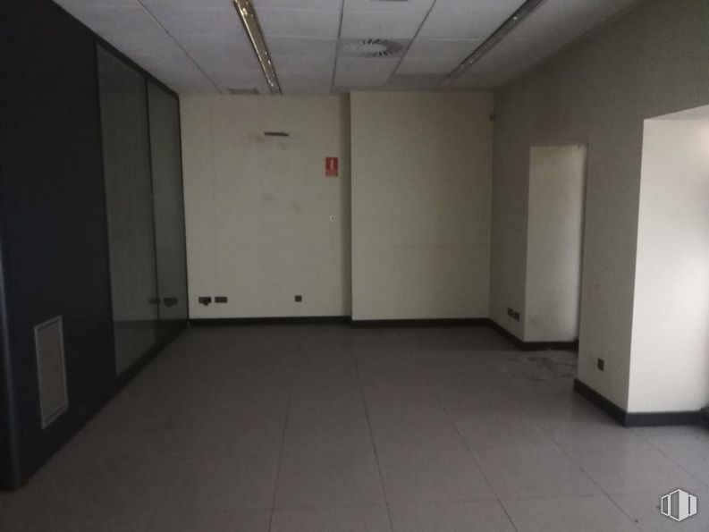 Retail for sale & for rent at Calle Hilarión Eslava, Chamberí, Madrid, 28015 with door, fixture, interior design, floor, flooring, material property, ceiling, hall, composite material and room around