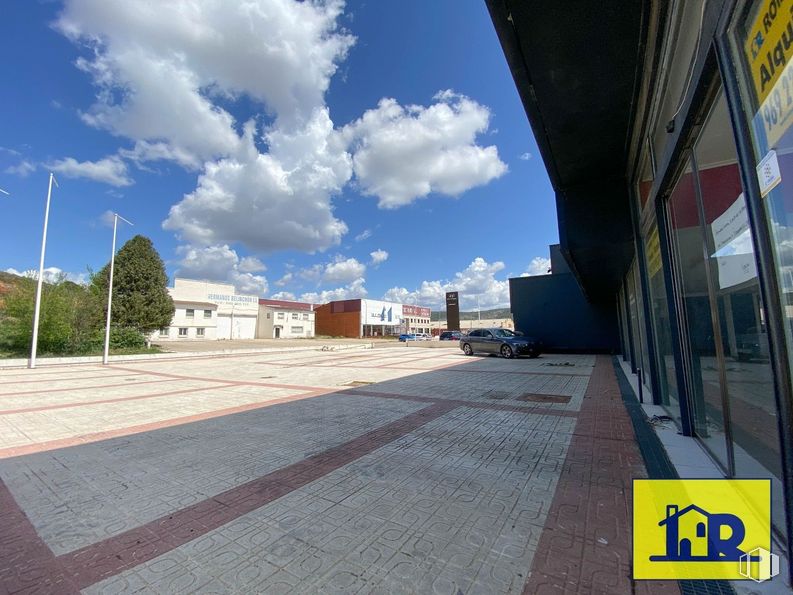 Industrial for sale & for rent at Avenida Cruz Roja Española, Cuenca, 16002 with building, cloud, sky, road surface, asphalt, architecture, urban design, shade, road and tar around