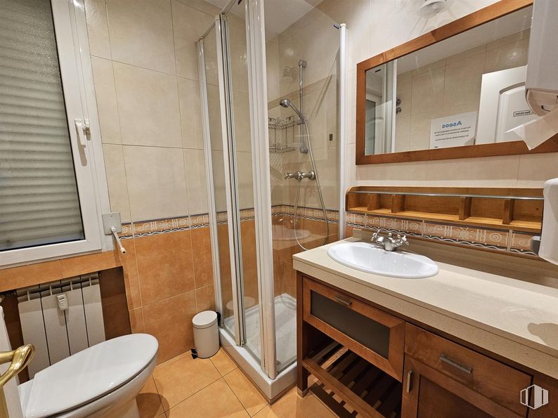 Office for sale at Argüelles, Moncloa - Aravaca, Madrid, 28008 with sink, toilet, bathroom cabinet, flooring, plumbing fixture, interior design, bathroom sink, floor, wood and cabinetry around