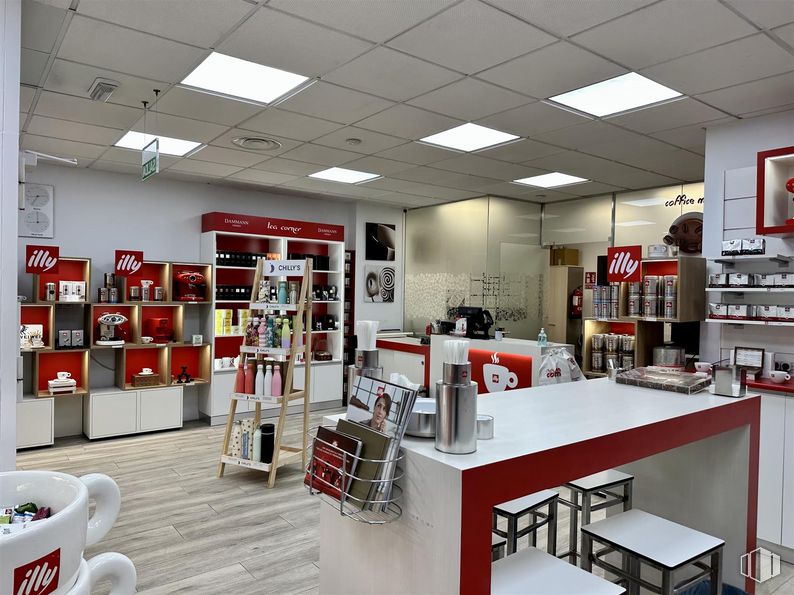 Local en venta en Calle Gasómetro, Arganzuela, Madrid, 28005 con taburete, vajilla, mesa, mueble, estante, estantería, interiorismo, suelo, suelos y taza de café alrededor