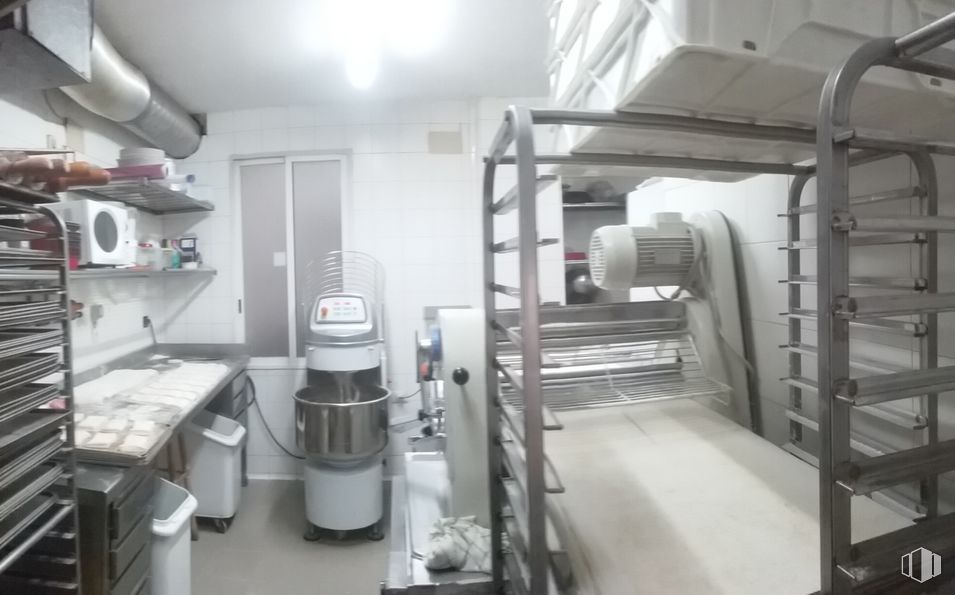 Retail for sale at Calle Martín de los Heros, Moncloa - Aravaca, Madrid, 28008 with sink, home appliance, service, gas, machine, engineering, science, medical equipment, building and medical around