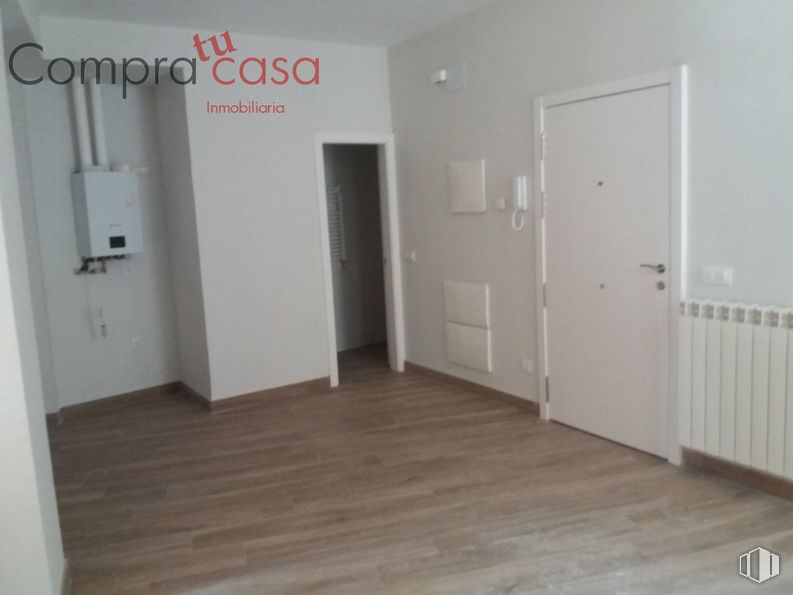 Retail for sale at Casto Histótico, Segovia, 40003 with door, fixture, building, wood, flooring, floor, home door, laminate flooring, wood stain and hardwood around