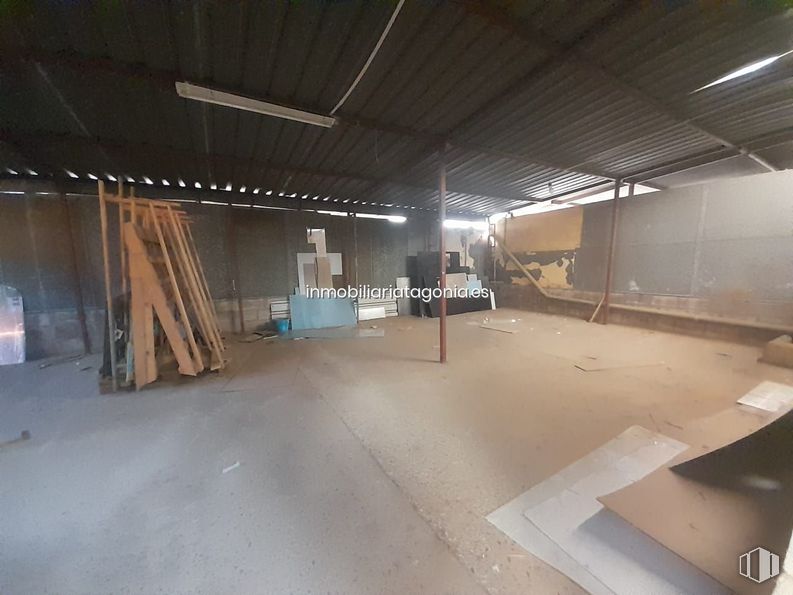 Industrial for rent at Zona Polígono Industrial, Arganda del Rey, Madrid, 28500 with light fixture, lighting, floor, flooring, fixture, wood, ceiling, hall, concrete and composite material around