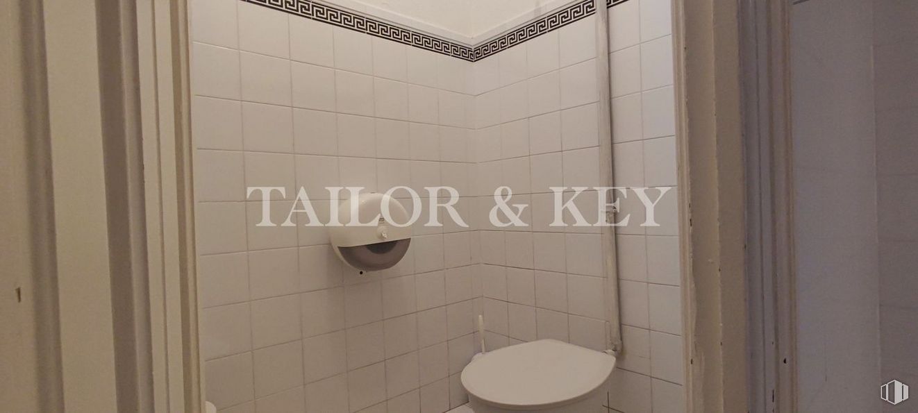 Office for rent at Calle Mayor, Centro, Madrid, 28013 with toilet, brown, plumbing fixture, property, bathroom, interior design, flooring, floor, wall and font around