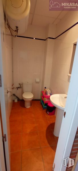 Industrial for sale at Polígono Las Cubiertas, Griñón, Madrid, 28971 with sink, toilet, plumbing fixture, toilet seat, property, bathroom sink, building, bathroom, purple and interior design around