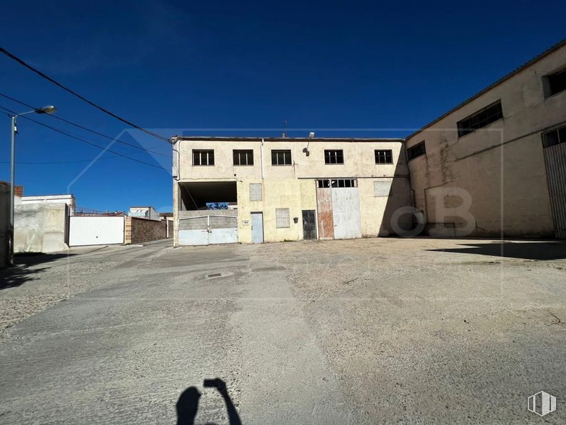 Land for sale at Casco urbano, Segovia, 40196 with person, building, sky, asphalt, road surface, window, residential area, landscape, tints and shades and facade around